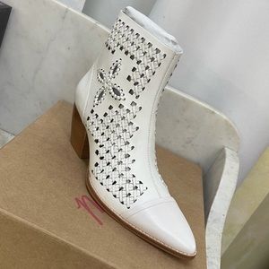 Matisse brand new white bootie